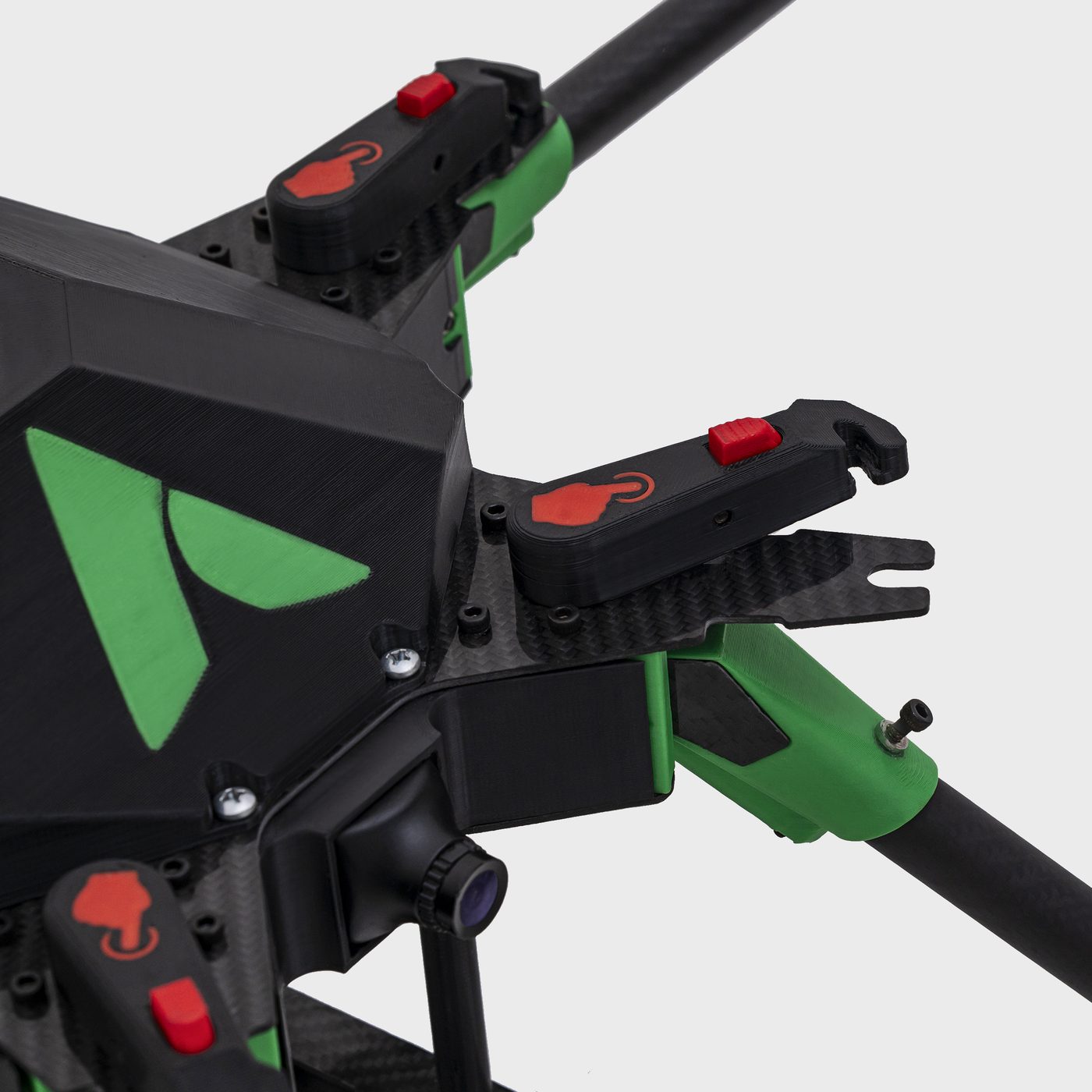 Detalhe das travas vermelhas de dobra dos braços e da câmera frontal do NX6