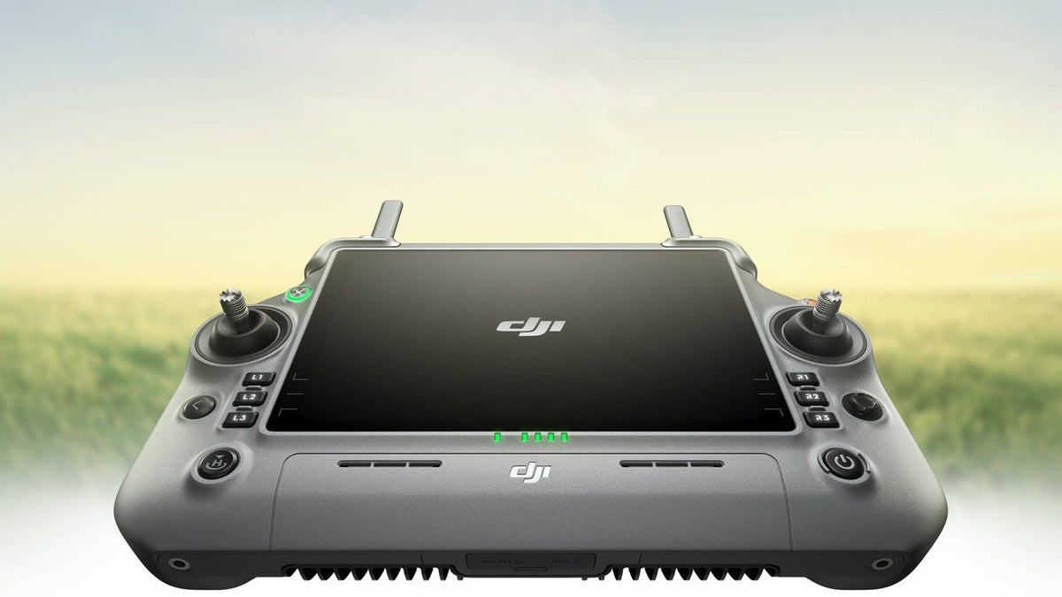 Controle de drone agrícola DJI Agras em operação no campo