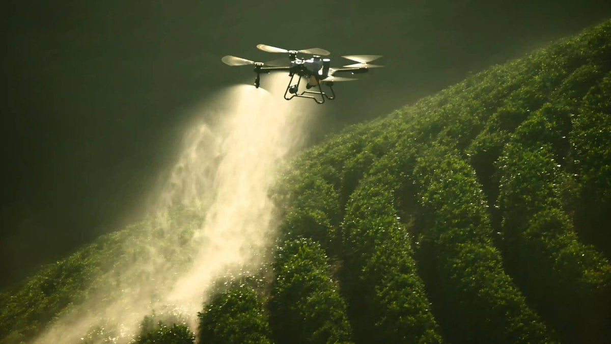 Drone agrícola pulverizando lavoura
