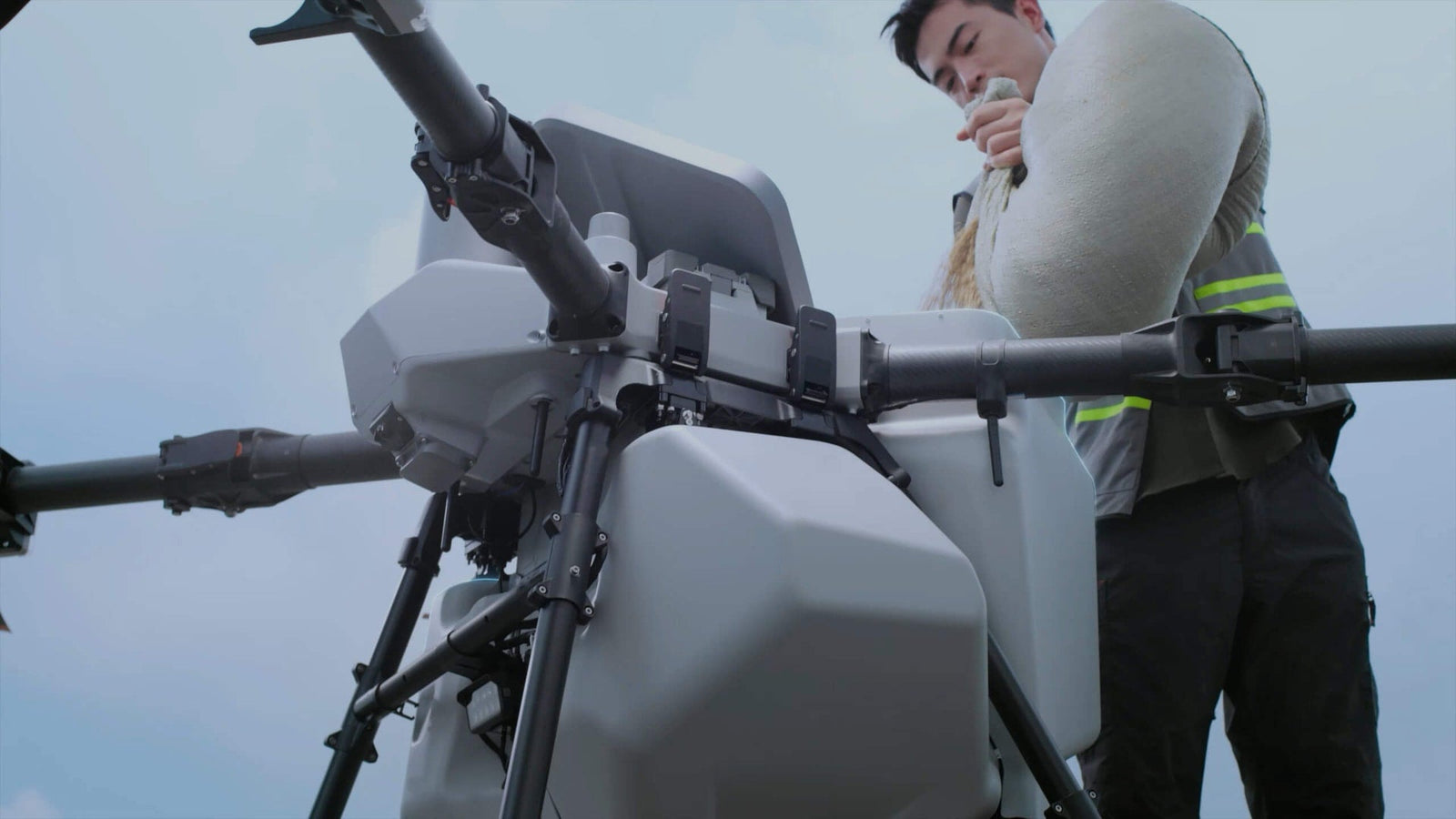 Operador dando manutenção em drone agrícola DJI Agras T100