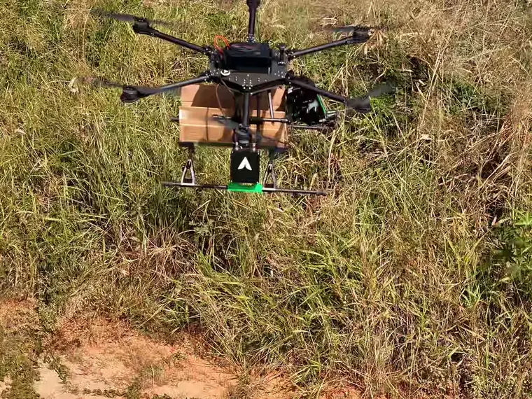 FOREST com a caixa de isca, a poucos metros do chão na beira do talhão