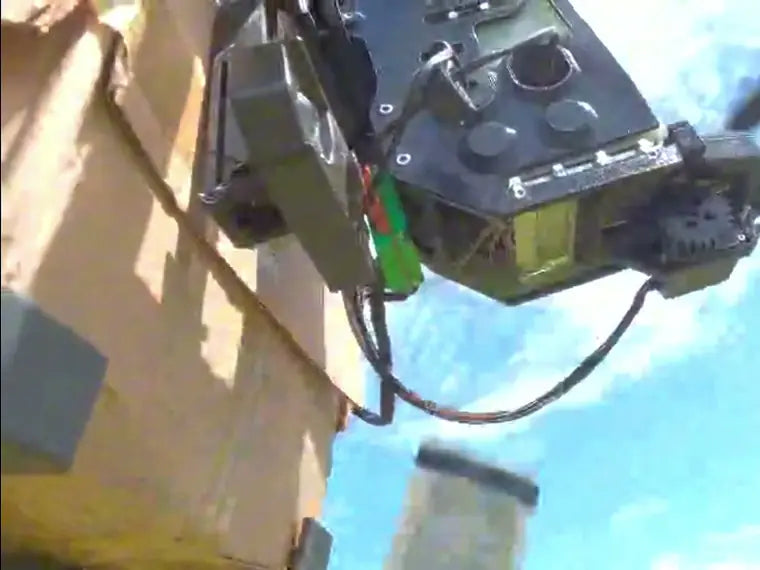 Dispenser do FOREST em voo, no momento em que um sachê é liberado