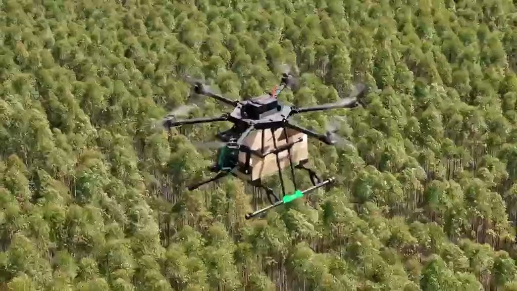 Drone NX Bio Forest liberando isca sobre talhão de eucalipto
