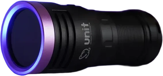 Lanterna UV Agro Vision, corpo preto com aro violeta e lente de luz negra