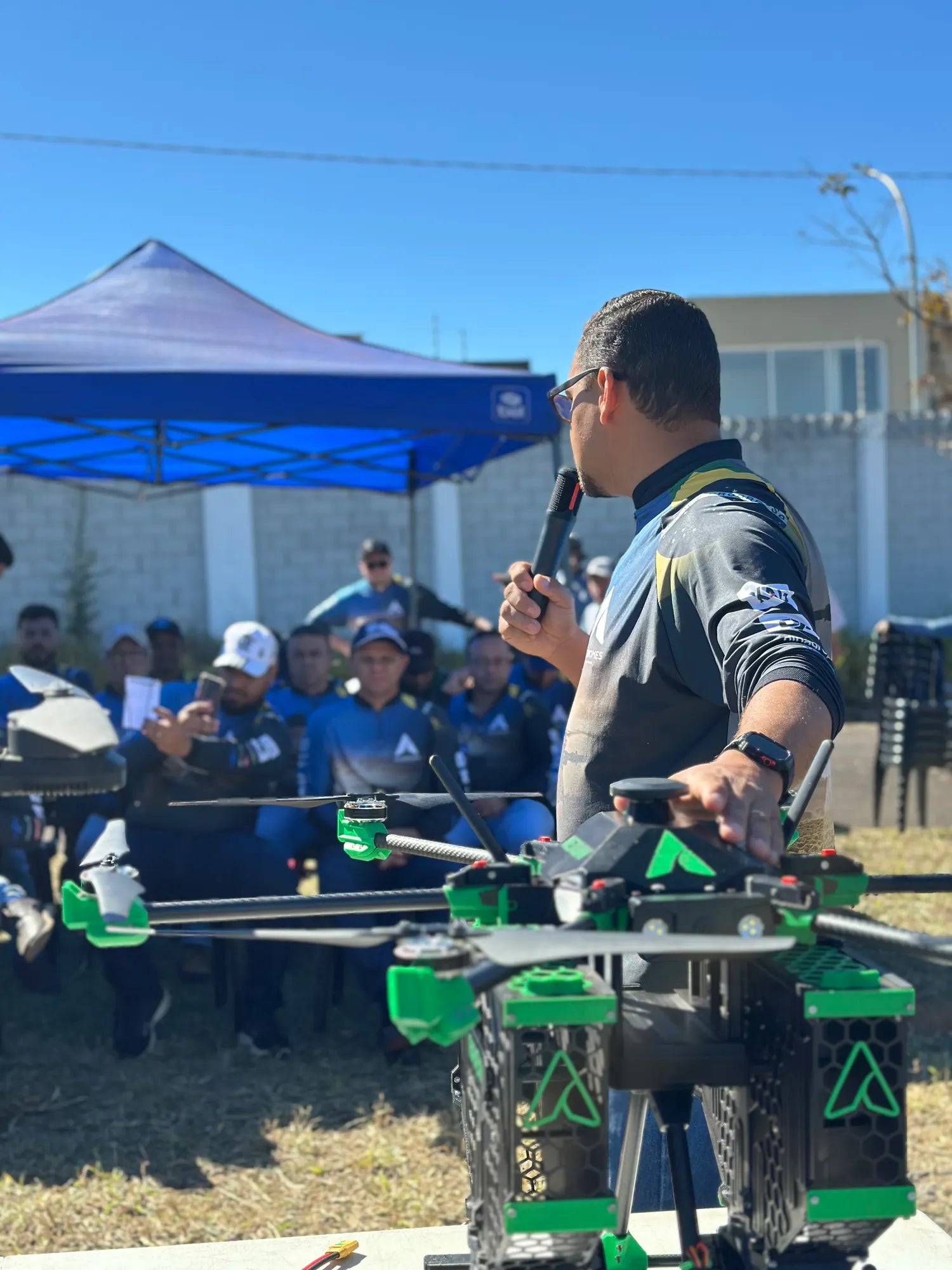Instrutor apresentando um drone agrícola XAG para a turma