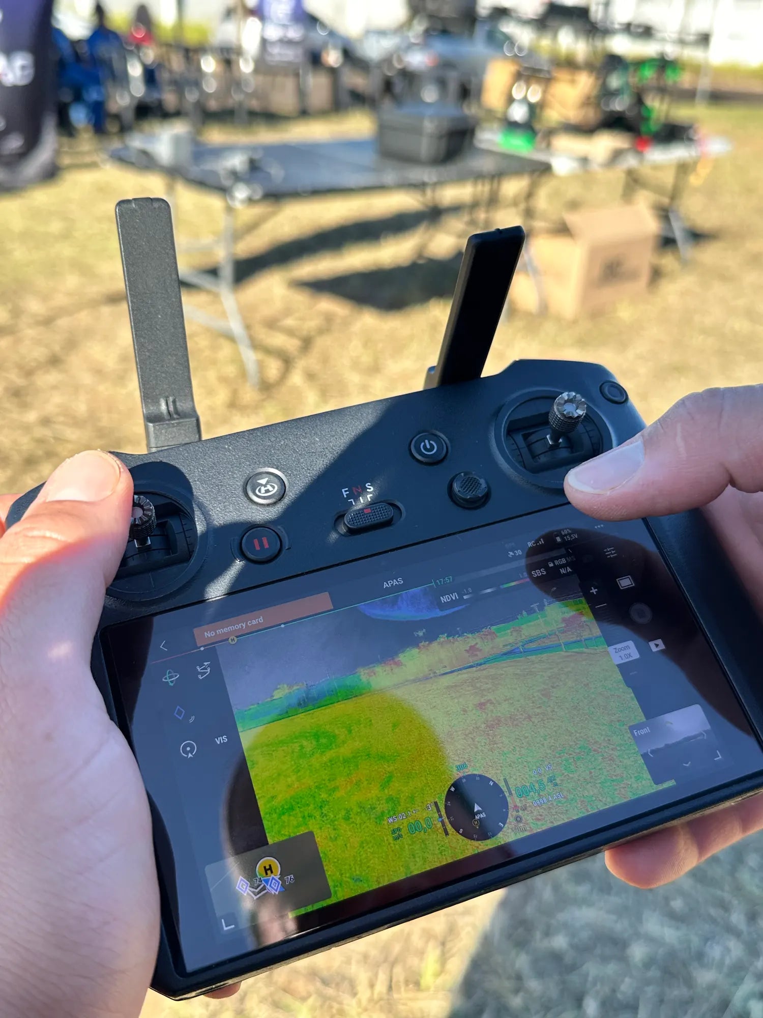 Controle de drone agrícola com o mapa da área de aplicação na tela