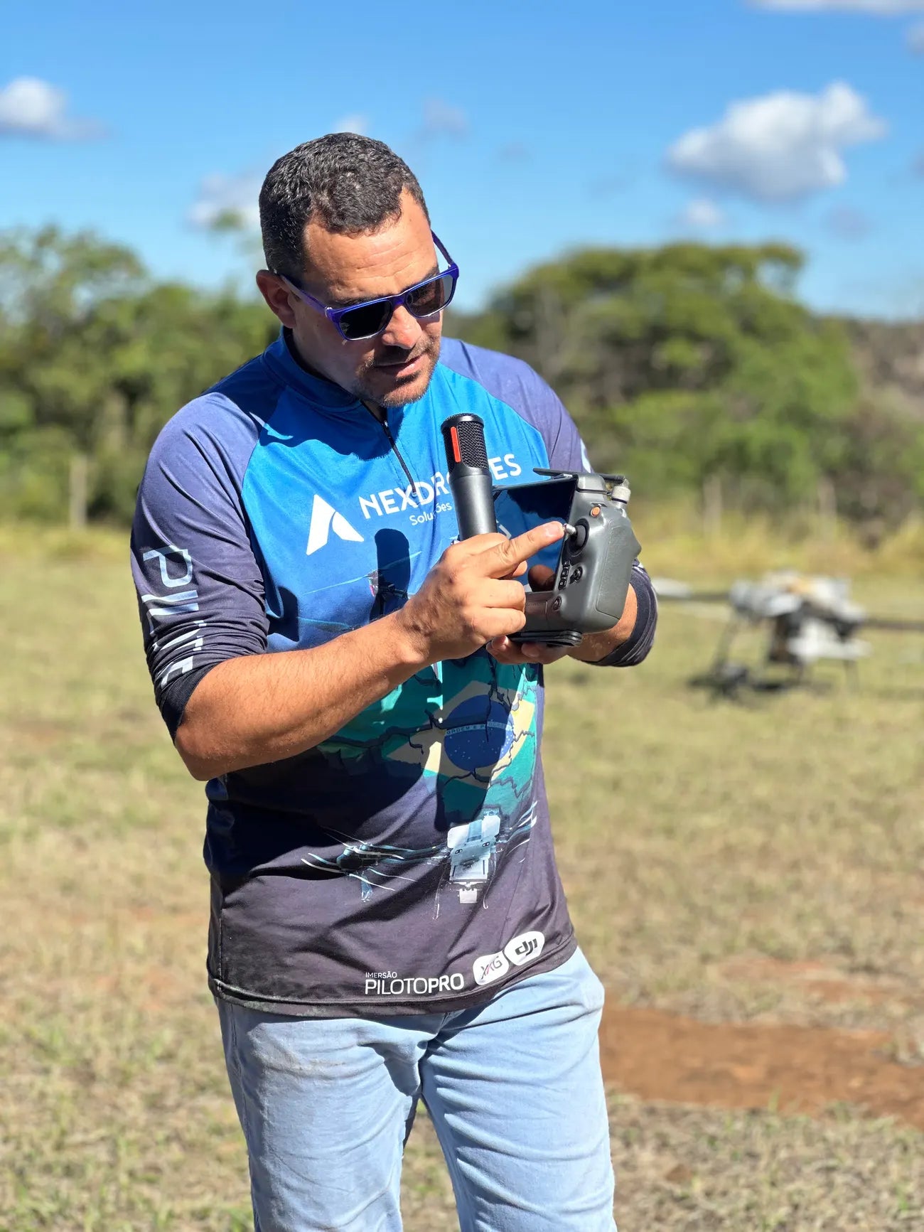 Instrutor da NexDrones operando um drone agrícola em campo