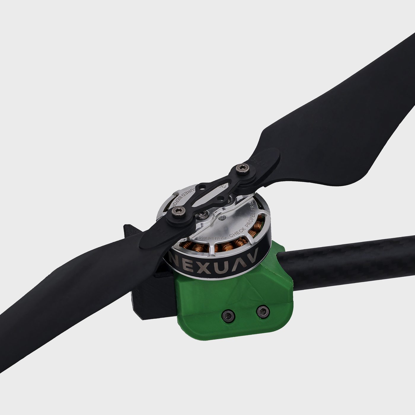 Motor NexUAV com hélice dobrável montado no braço do drone